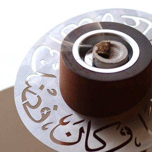Brûleur d'encens en bois avec disque métallique à calligraphie arabe et base cylindrique pour une élégance artistique, l'aromathérapie et la décoration - Product Image 4