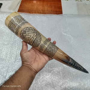 Corne de bœuf artisanale pour boisson, style Viking, avec gravure traditionnelle profonde, à prix abordable - Product Image 2