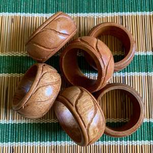 Anneau de serviette rond classique en bois réutilisable pour la maison, la cuisine et les thèmes de célébration - Product Image 2