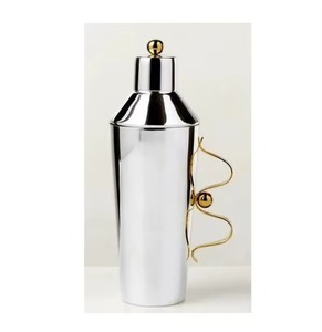 Shaker en acier inoxydable au design moderne et d'excellente fabrication ajoute de l'élégance à n'importe quelle configuration de bar, restaurant ou espace de cuisine. - Product Image 1