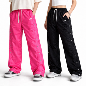 กางเกงแทร็คไนลอนแบบกระดุมแป๊ก ปี 2026 ทรงหลวม เอวยางยืด ใส่ได้ทั้งชายและหญิง มีกระดุมแป๊กด้านข้าง กางเกงลำลอง รับผลิตแบบ OEM และรับผลิตแบรนด์ส่วนตัว - Product Image 1