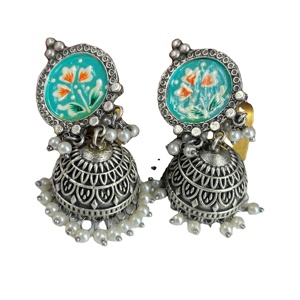 Pendientes de Campana Étnicos de Latón Pintados a Mano con Meenakari Oxidado, Circonitas y Perlas de Imitación, Bañados en Plata Antigua con Diseño Floral - Product Image 1