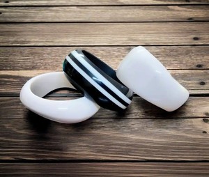 ชุดกำไลเรซิ่นทรงกลม สีดำขาว เงาเคลือบเงา งานแฮนด์เมด เครื่องประดับแฟชั่น กำไลเรซิ่นรูปทรงเรขาคณิต - Product Image 1