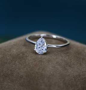 Anillo de Compromiso Clásico de 1 Quilate con Corte de Pera en Plata de Ley, Anillo con Circonita Cúbica en Forma de Gota - Product Image 3