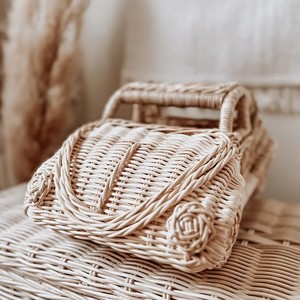 Juguetes de ratán de la más alta calidad para bebés, encantadores coches de muñecas tejidos, vehículos de juego para niños de tamaño mini. - Product Image 2