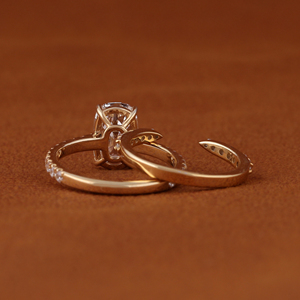 Anillo de compromiso de oro macizo de 14K con diamante cultivado en laboratorio de 5 quilates con corte cojín estilo mina antigua y banda de boda a juego con pavé - Product Image 4