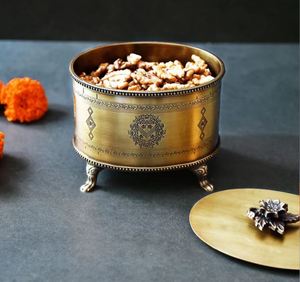 Caja ornamental de latón, ideal como caja de regalo para frutos secos, también puede ser utilizada para guardar joyas y otros pequeños objetos decorativos elegantes. - Product Image 6