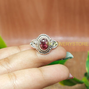 Anillo Artesanal de Plata de Ley 925 con Cabujón de Granate y Detalles en Latón, Diseño Espiral Bohemio Vintage, Anillo de Diseño para Mujer - Product Image 3