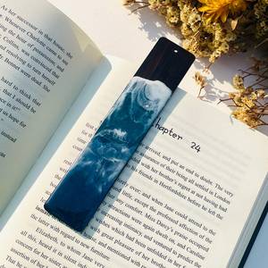 Marque-page décoratif en résine avec pétales de fleurs séchées et feuilles d'or, fait main, design Art Déco, forme ronde, HF Industries, Diwali - Product Image 2