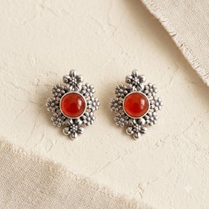 Boucles d'oreilles clous florales en cornaline, monture en argent 925, style vintage, bijoux pour femme pour mariage, soirée et usage quotidien - Product Image 1