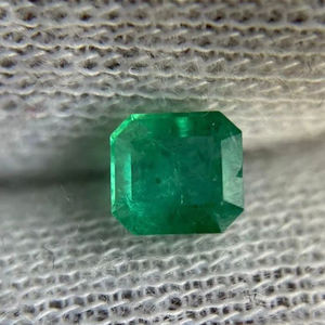 Émeraude naturelle vert riche facettée de 0,50 carats, taille octogonale. Émeraude naturelle octogonale non montée. Émeraude pour la joaillerie. - Product Image 1