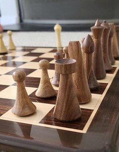 Échiquier en bois carré moderne minimaliste poli, fait main, écologique, personnalisé, avec pièces d'échecs en métal anti-rayures - Product Image 5