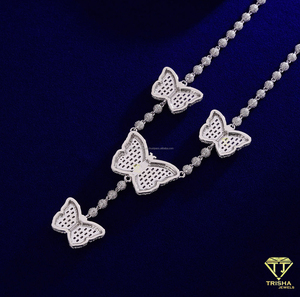 Collier papillon de luxe avec quatre motifs papillon brillants et sections ornées de perles, mode féminine glamour - Product Image 3
