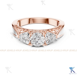 Anillo de Compromiso de Diamante CVD Cultivado en Laboratorio Personalizado con 3 Piedras, Corte Redondo y Trillón, Oro Sólido - Product Image 5