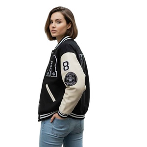 Veste universitaire sur mesure pour homme, noire et crème, avec patch brodé, style preppy, vêtement d'extérieur de baseball - Product Image 4