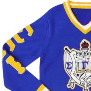 เสื้อสเวตเตอร์คอวีปักลายตราสัญลักษณ์ Sigma Gamma Rho Sorority สีน้ำเงิน สำหรับผู้หญิง  งานถักตัวอักษรกรีก สไตล์ลำลอง แฟชั่นนักศึกษา  แบบสั่งทำพิเศษ - Product Image 4