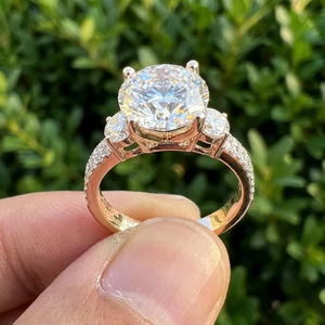 แหวนแต่งงานเพชรทรงกลม 3CT ขั้นสูง รุ่น E VVS2 VS1 คอลเลคชั่นทองสามเม็ด - Product Image 5