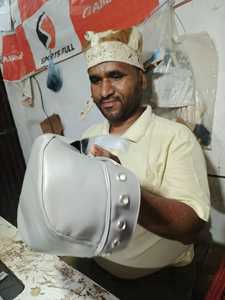 Guantes de Boxeo de Cuero Blanco con Tachuelas Plateadas y Diseño de Correa Segura - Product Image 1