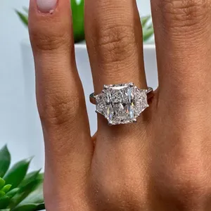 Anillo de Compromiso de Oro Blanco de 14K con Diamante Cultivado en Laboratorio, Corte Radiante, 4.16 Ct, IGI - Product Image 1