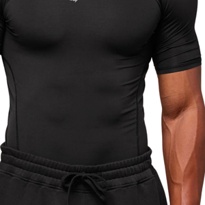 Camiseta de compresión ajustada en color negro para ropa deportiva, ropa activa y de entrenamiento para hombre con un ajuste cómodo y elástico. - Product Image 5