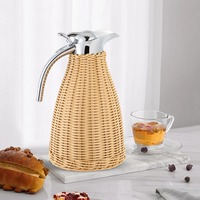 Pichet en rotin design avec couvercle à clip, idéal pour la décoration intérieure, le service d'eau et de boissons, fabriqué à la main en Inde