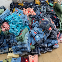 Lot de vêtements en coton assortis, couleurs et tailles variées, pour enfants, garçons et filles, stock de vêtements en gros, surplus de t-shirts du Bangladesh.