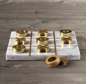 Juego de Tic Tac Toe de Lujo en Mármol Blanco con Piezas de Latón Dorado Cepillado (X y O) - Tablero de Mesa Clásico Moderno Decorativo - Product Image 1