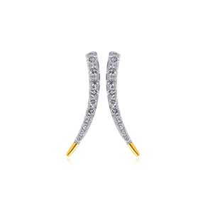 Boucles d'oreilles clous d'oreille incurvées en or jaune 18 carats avec diamant de laboratoire taille ronde, motif épée, style minimaliste - Product Image 1