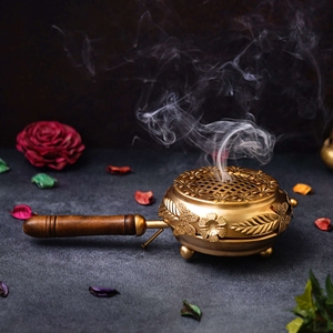 Brûleur d'encens Bakhoor en métal artisanal avec poignée en bois, couvercle en maille florale, support pour cônes de charbon et résine, pour parfum d'intérieur et rituels d'autel - Product Image 2