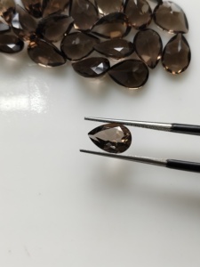 Quartz fumé naturel 10x7MM, coupe poire, pierre précieuse de qualité supérieure pour la fabrication de bijoux - Product Image 1