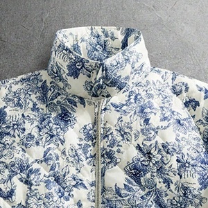 Blouson matelassé bleu floral personnalisé pour homme, manteau d'hiver en duvet matelassé, fermeture éclair, col montant, léger et chaud, veste d'extérieur. - Product Image 3