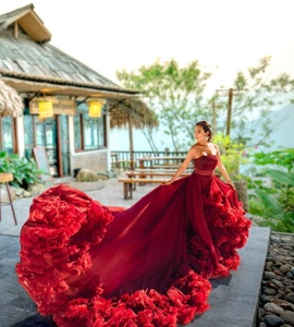 Vestido Largo de Satén Rojo con Hombros Descubiertos, Cola de Capilla, Decoraciones Florales y de Cristal, Estilo Romántico Vintage Ecológico - Product Image 1
