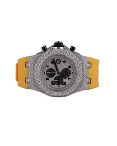 Montre VVS personnalisée de luxe en acier inoxydable avec demi-diamants en moissanite, cadran arabe en caoutchouc jaune, mouvement à quartz et verre saphir - Product Image 3