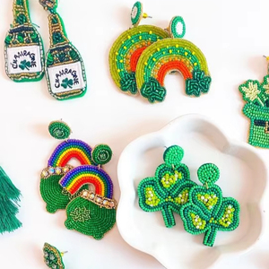 Colección de pendientes hechos a mano con cuentas para el Día de San Patricio, pendientes con diseño de trébol, arcoíris, cerveza y temática de la suerte para mujeres y niñas - Product Image 1