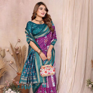 Sari de Seda Banarasi con Trabajo Zari de Aspecto Real - Product Image 1