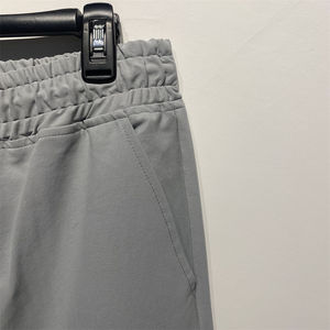 Safari en el desierto: Tonos arena que absorben la humedad con bolsillos plisados optimizados para aventuras en climas cálidos. - Product Image 4