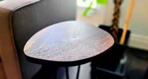 Table d'appoint en bois massif à bord naturel avec pieds en métal style hairpin, table d'appoint rustique moderne, meuble naturel pour salon et chambre - Product Image 2