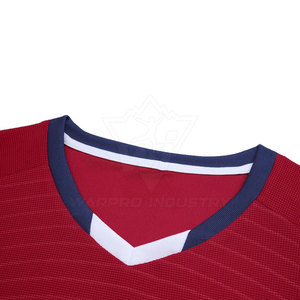 Tenue de football professionnelle en tissu polyester léger, conçue pour les entraînements et les matchs officiels - Product Image 2