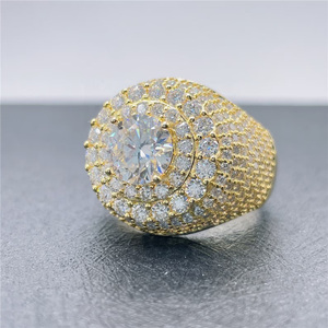 Bague de fiançailles ronde taille brillant en argent sterling 925 avec diamant Moissanite VVS, style Hip Hop, entièrement sertie, personnalisable, cadeau unisexe - Product Image 1