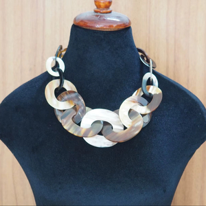 Collier en corne de buffle naturelle, bijoux traditionnels et élégants, style vintage pour femmes, boutiques et propriétaires de magasins. - Product Image 1