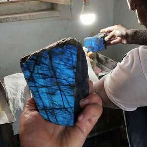 DHORGEMS - Cristal de Labradorita de la Más Alta Calidad, Piedra Lisa Hecha a Mano y Ecológica, Azul Natural para Decoración de Bodas y Hogar - Product Image 3