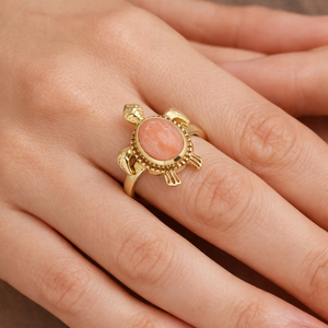 Anillo Moku Jewellery Marine con Cabujón de Coral Melocotón, Engastado en Bisel, Ajustable, Inspirado en el Océano, Anillo de Declaración Hecho a Mano, Joyería para Mujer - Product Image 4