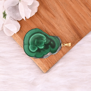 Pendentif tendance en malachite naturelle, stalactite, laiton plaqué or, 24,1 g, pierre verte unique - Product Image 5