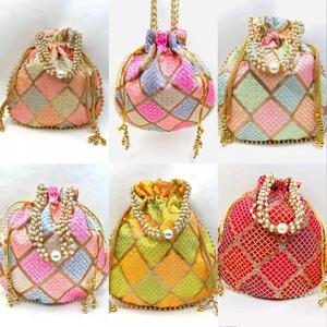 Bolso Potli de Seda Hecho a Mano con Diseño Gota Patti para Mujer, Elegante Bolso Rajasthani de Novia con Asa de Perlas - Product Image 2