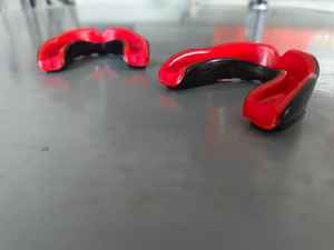 Protège-dents de sport confortable et durable, de haute qualité et à ajustement sûr pour l'entraînement - Product Image 4