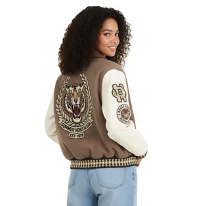 Veste universitaire brodée sur mesure de haute qualité pour l'hiver, conçue pour un look unisexe, idéale pour le streetwear ou les tenues décontractées. - Product Image 3