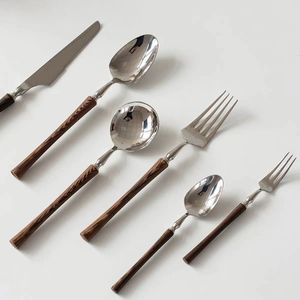 ชุดช้อนส้อมสแตนเลสพรีเมียมพร้อมด้ามจับทำจากเขาสัตว์ธรรมชาติสวยงาม สำหรับการรับประทานอาหารและจัดเลี้ยงอย่างหรูหรา - Product Image 6