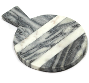 Tabla de cortar de mármol con detalles en latón y correa de cuero para colgar, forma cuadrada, piedra gris y blanca - Product Image 2