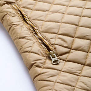 Chaleco corto de plumón de ganso para mujer, de alta calidad, personalizado, sin mangas, con cuello alto, estilo puffer, cálido para el invierno, muy de moda. - Product Image 6