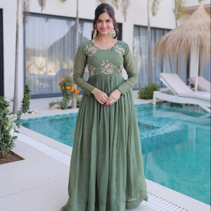 Vestido Anarkali Plateado para Mujer con Cuentas Bordadas |   Elegante Vestido Largo de Fiesta para Bodas y Eventos Festivos - Product Image 1